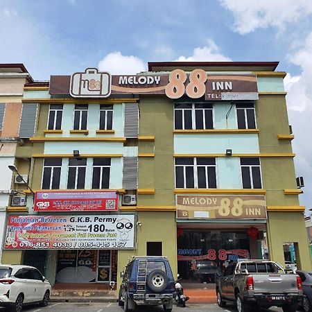 Oyo 90964 Melody 88 Inn Miri Bagian luar foto