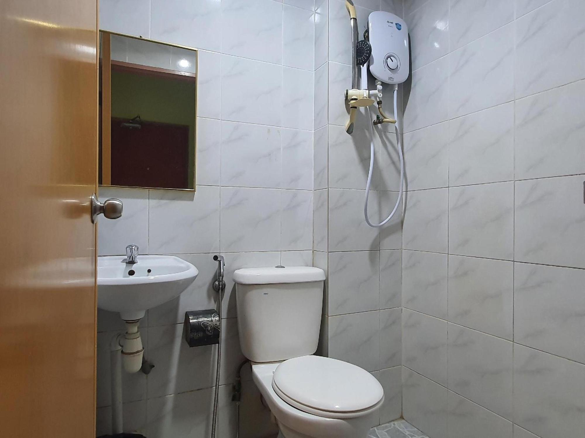 Oyo 90964 Melody 88 Inn Miri Bagian luar foto