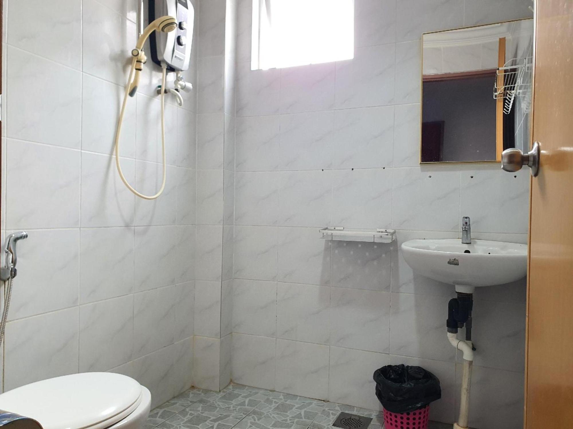 Oyo 90964 Melody 88 Inn Miri Bagian luar foto