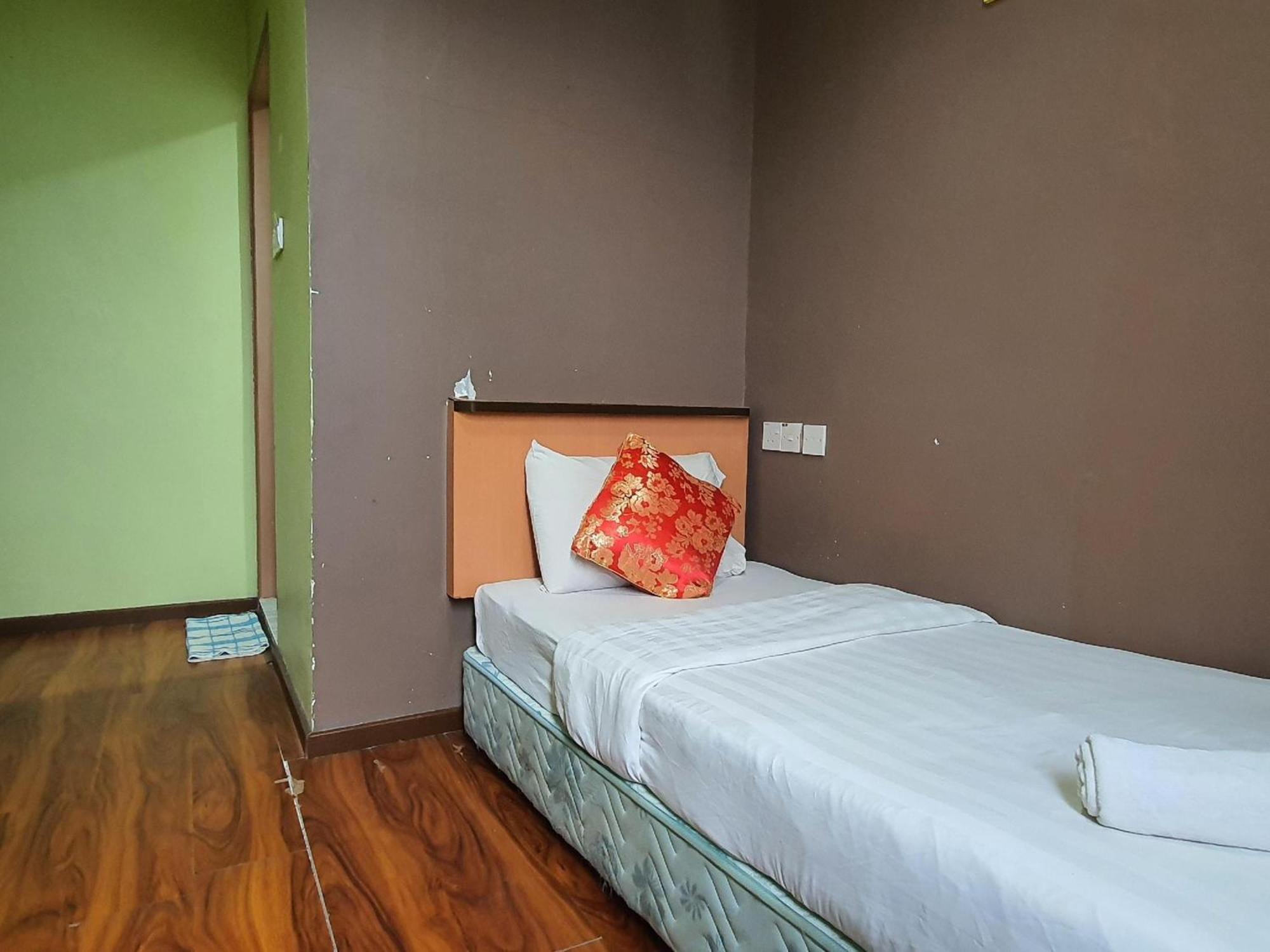Oyo 90964 Melody 88 Inn Miri Bagian luar foto
