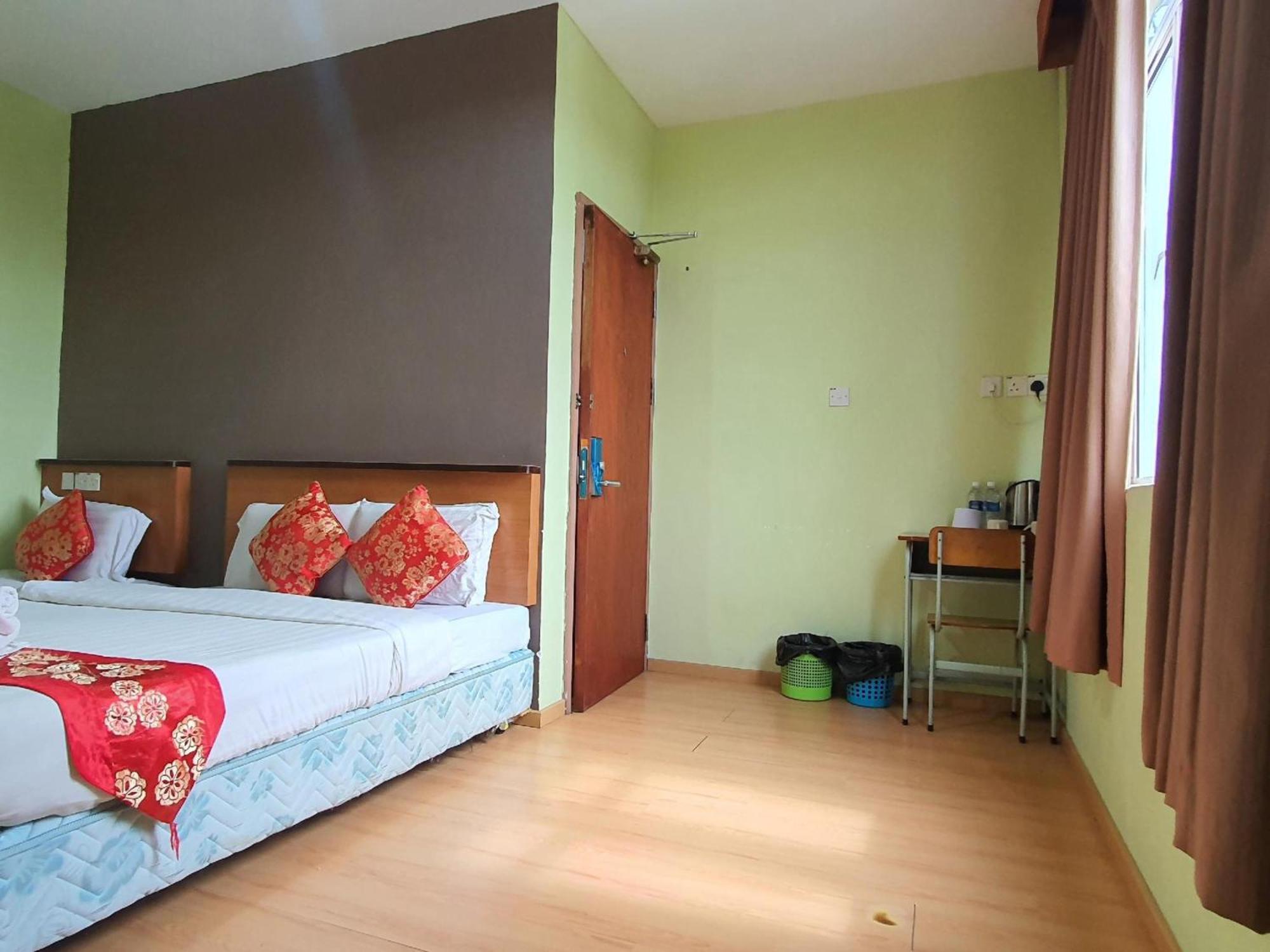 Oyo 90964 Melody 88 Inn Miri Bagian luar foto